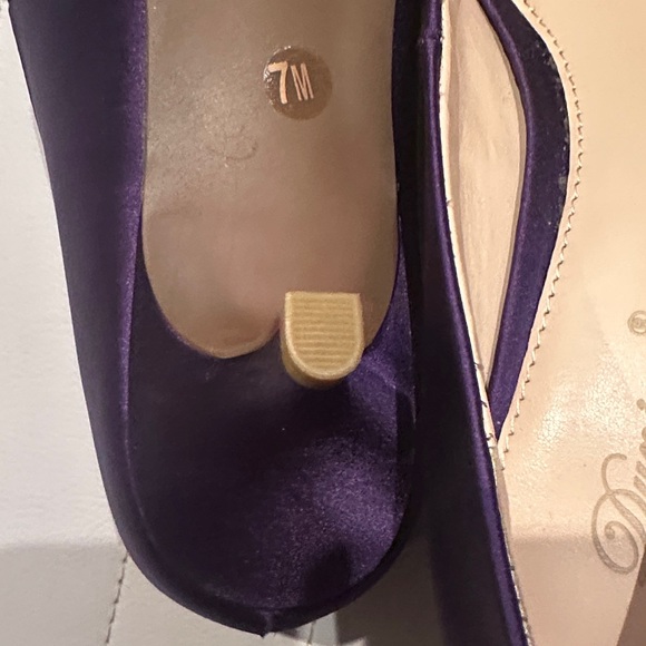 Elegant Purple Satin Pointed Toe Kitten Heels with Crystal Brooch 7 M - Picture 4 of 5